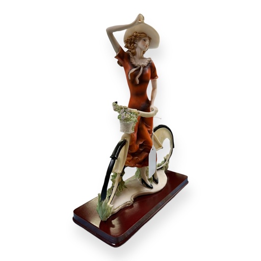[019967] FIGURA MUJER C/BICICLETA # G-004